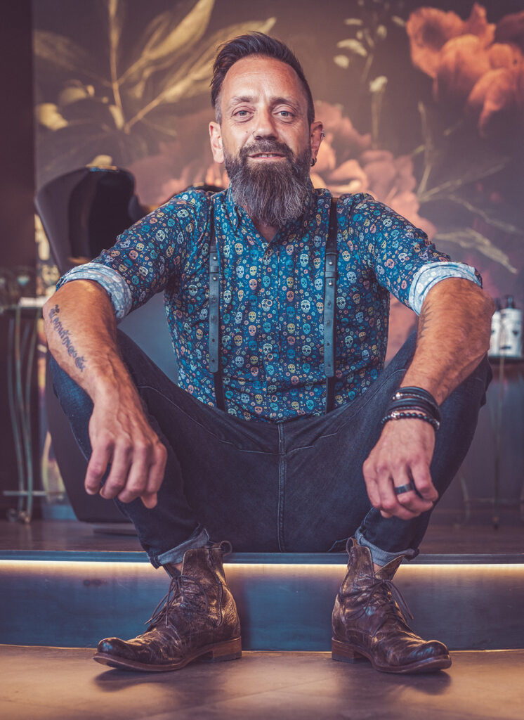 mann - bart - tattoos - inhaber - lokal