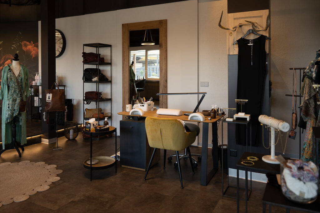 Nagel - tisch - arbeitsplatz - lokal - holz - moebel