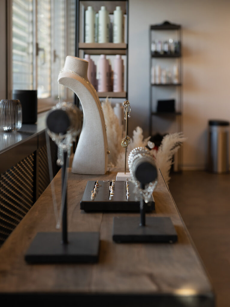 schmuck - lokal - deko -haarwerk